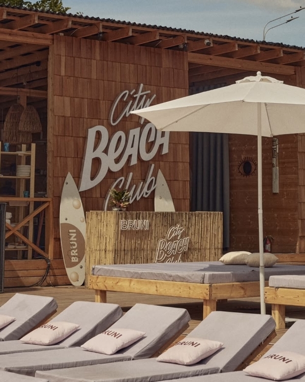 Лучшие пляжные клубы Москвы, где можно отпраздновать