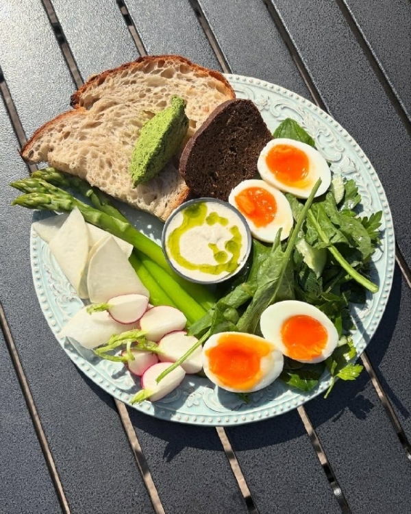 Крапива с крабом в Soma, Адель в