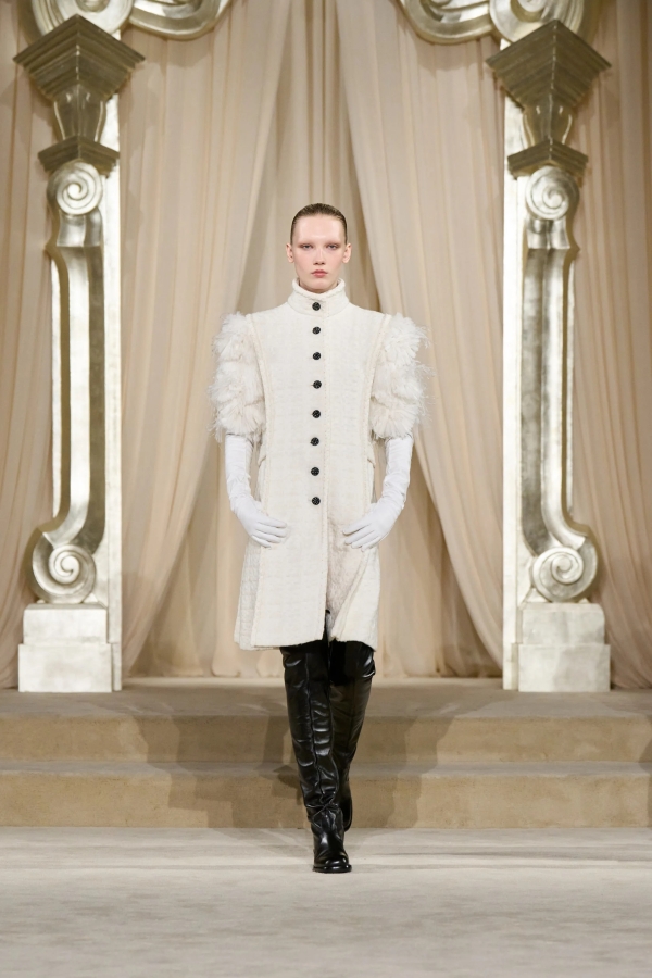 Невеста Chanel на Неделе высокой моды в