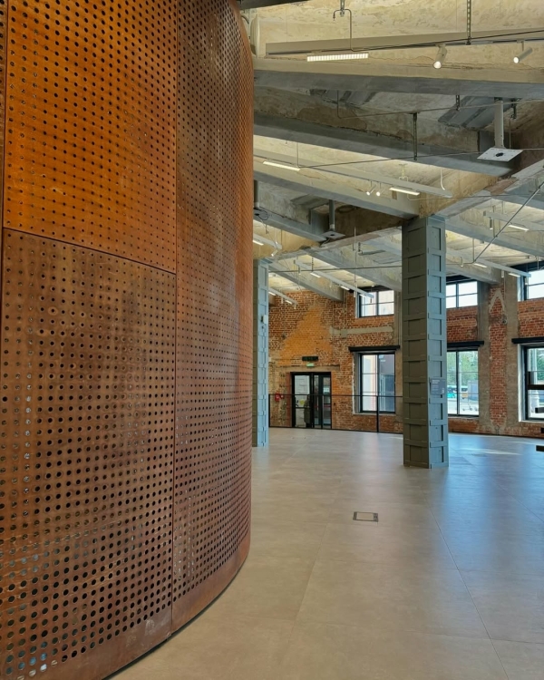 Крапива с крабом в Soma, Адель в