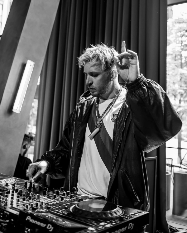 «Украденные поцелуи» в «Стрелке», выставка, вдохновленная одуванчиками,