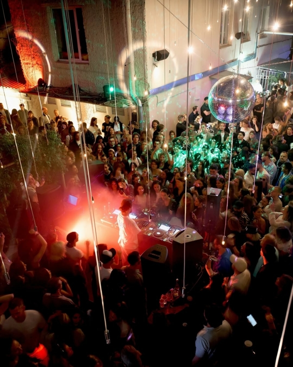 Бары с летними вечеринками, где можно устроить