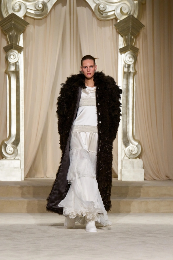 Невеста Chanel на Неделе высокой моды в