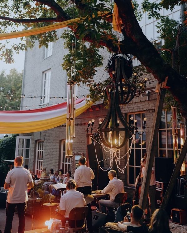 Бары с летними вечеринками, где можно устроить