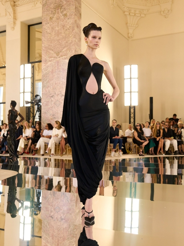 Как прошел кутюрный показ Schiaparelli