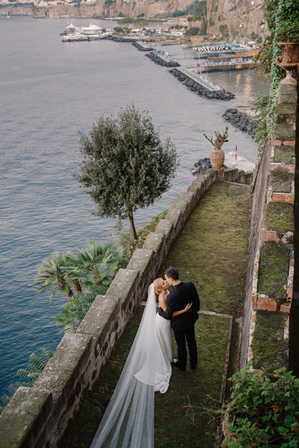 Уютная свадьба с церемонией на берегу Тирренского