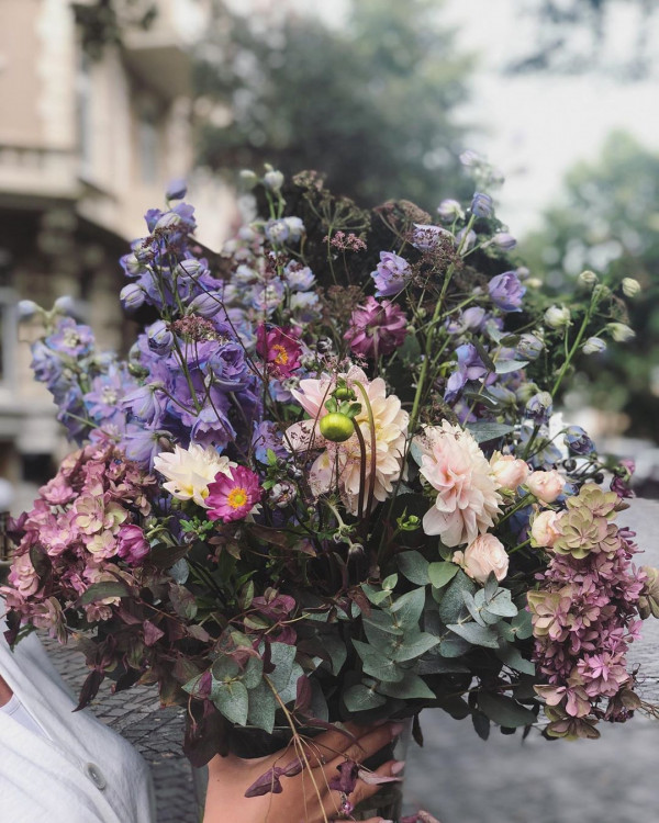 Цветы в волосах — самый летний свадебный