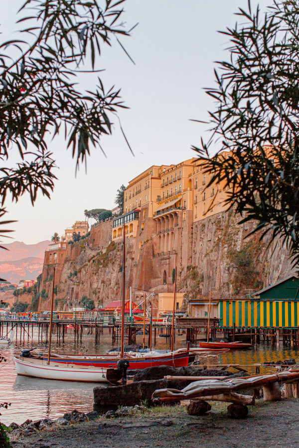 Уютная свадьба с церемонией на берегу Тирренского