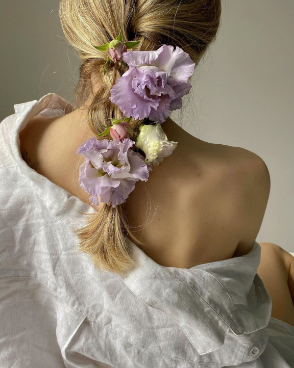 Цветы в волосах — самый летний свадебный