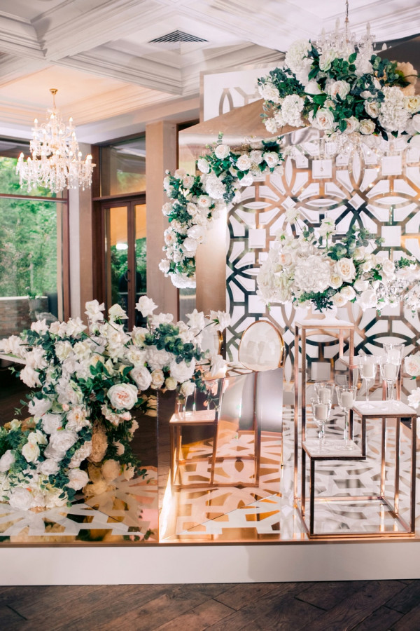 Белоснежная свадьба в зеленом саду