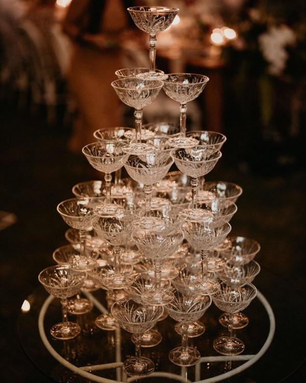 Пирамидка из шампанского на свадьбе. Как сделать