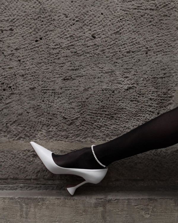 Браслет на ногу — элегантный тренд лета