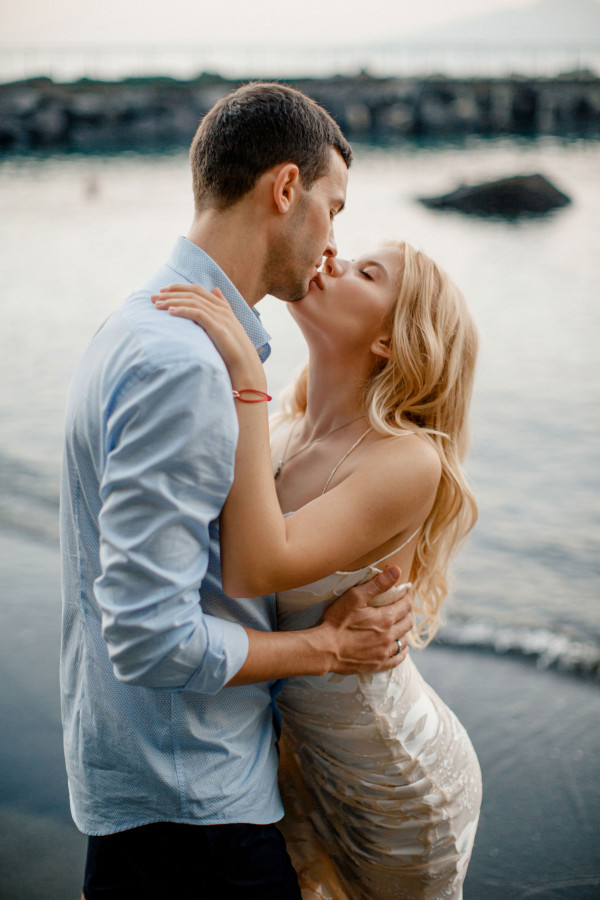 Уютная свадьба с церемонией на берегу Тирренского