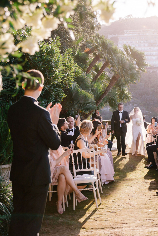 Уютная свадьба с церемонией на берегу Тирренского