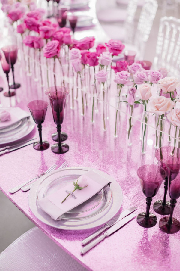 Свадьба в окружении тысячи роз, вдохновленная брендом