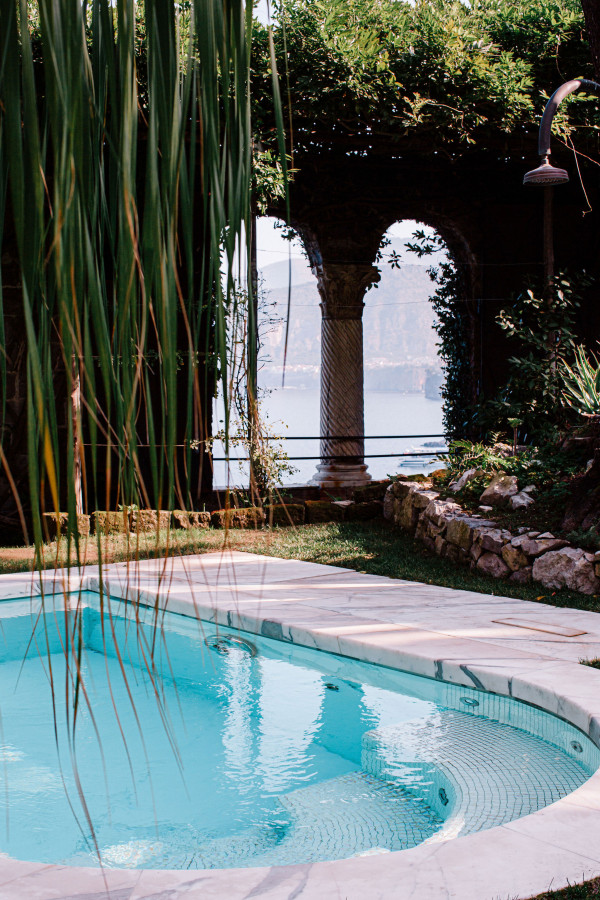 Уютная свадьба с церемонией на берегу Тирренского