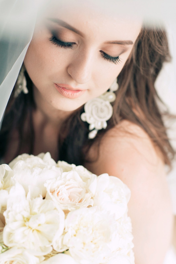 Белоснежная свадьба в зеленом саду