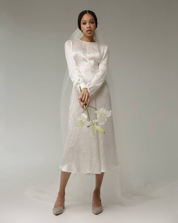 Платья с длинными рукавами для осенних свадеб