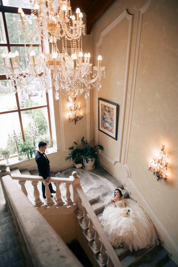 Белоснежная свадьба в зеленом саду