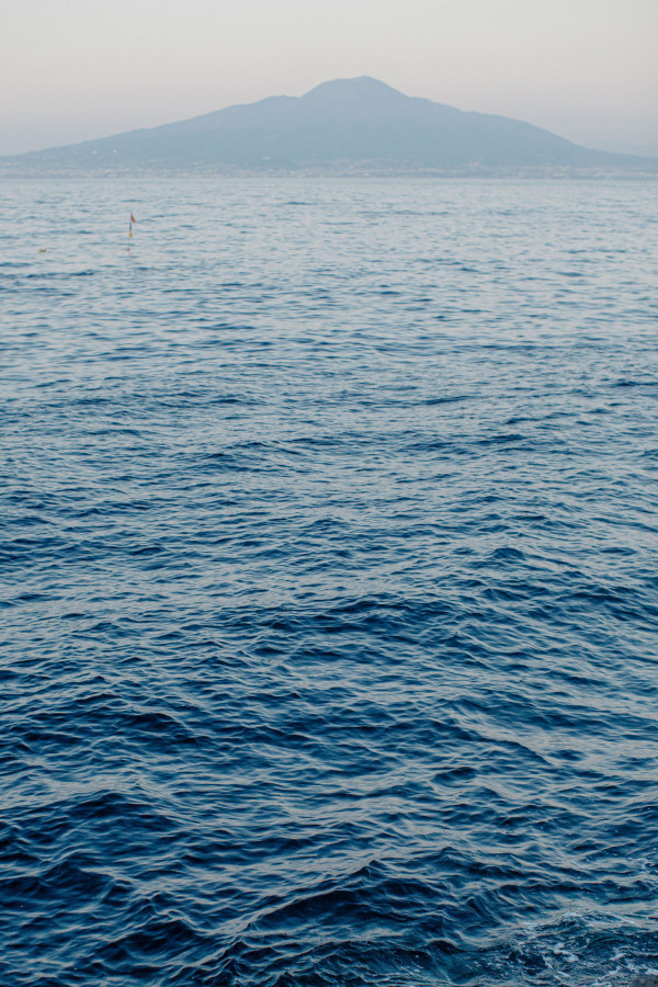 Уютная свадьба с церемонией на берегу Тирренского