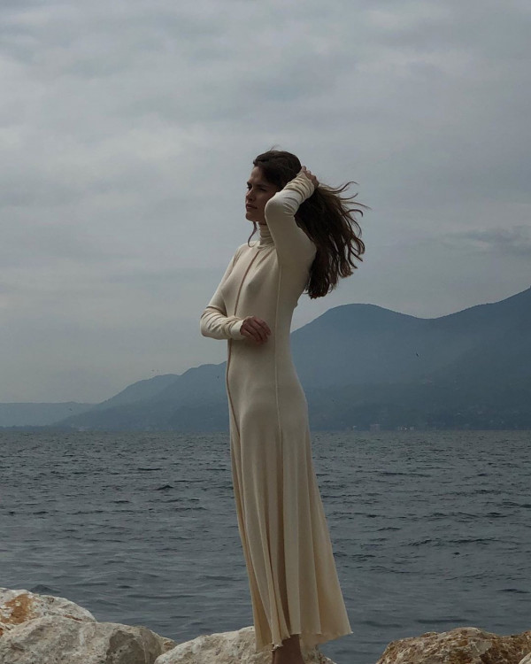 Платья с длинными рукавами для осенних свадеб