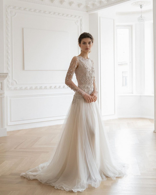 Платья с длинными рукавами для осенних свадеб