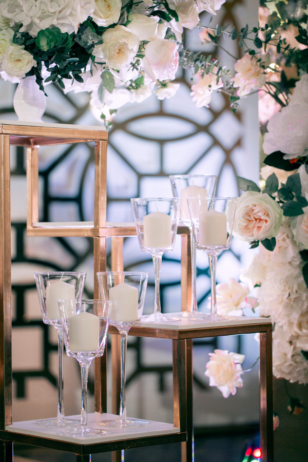 Белоснежная свадьба в зеленом саду