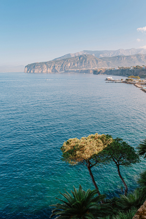Уютная свадьба с церемонией на берегу Тирренского