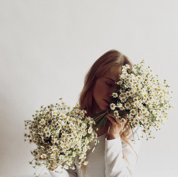 Цветы в волосах — самый летний свадебный