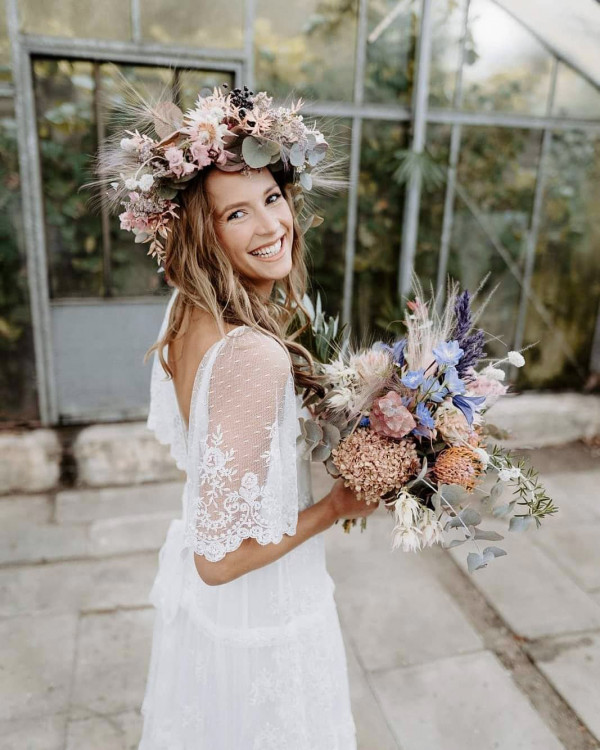 Цветы в волосах — самый летний свадебный