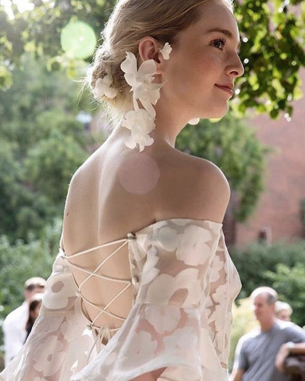 Цветы в волосах — самый летний свадебный