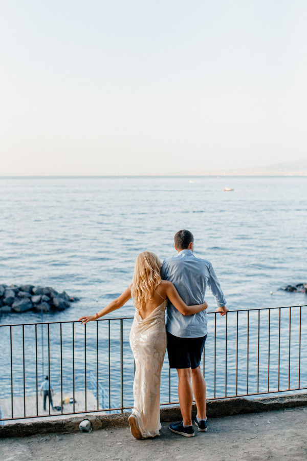 Уютная свадьба с церемонией на берегу Тирренского