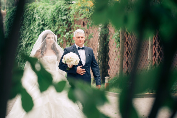 Белоснежная свадьба в зеленом саду