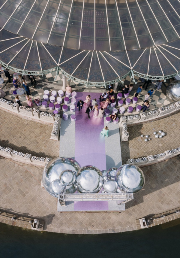 Свадьба в окружении тысячи роз, вдохновленная брендом