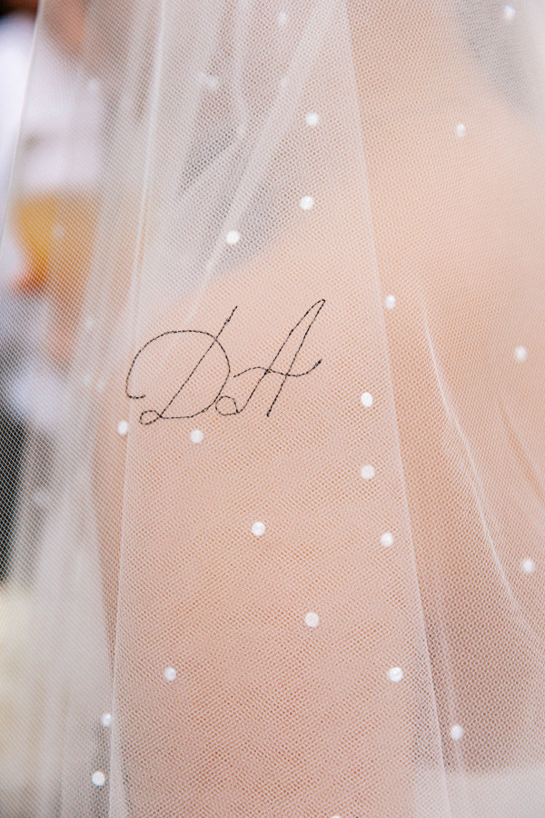 Уютная свадьба с церемонией на берегу Тирренского