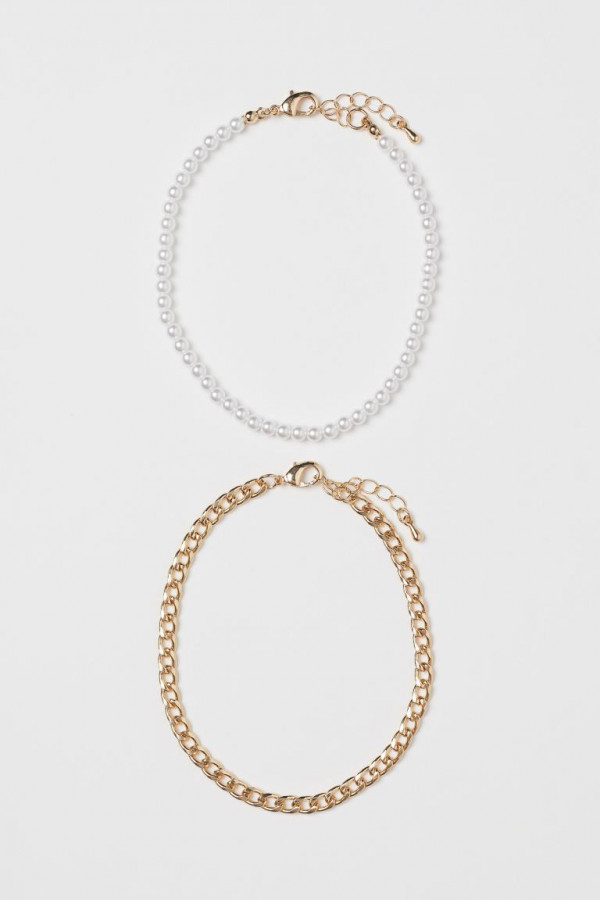 Браслет на ногу — элегантный тренд лета