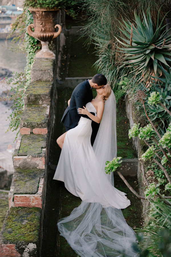 Уютная свадьба с церемонией на берегу Тирренского