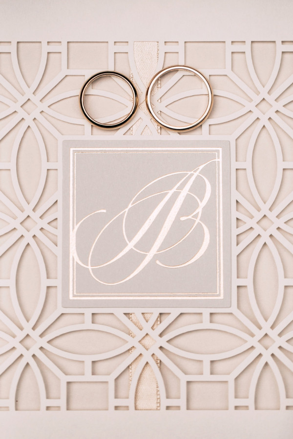 Белоснежная свадьба в зеленом саду