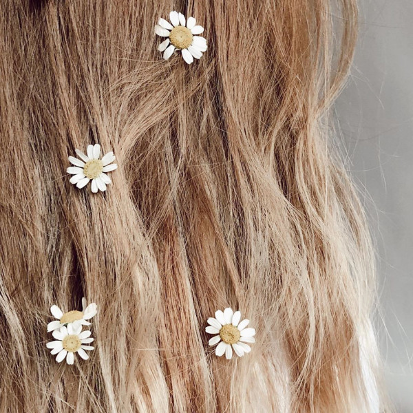 Цветы в волосах — самый летний свадебный