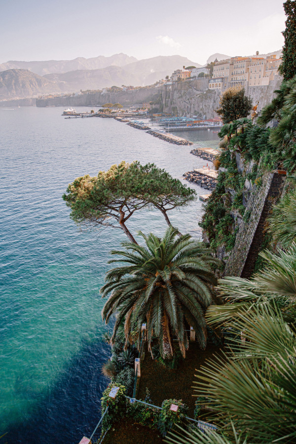 Уютная свадьба с церемонией на берегу Тирренского