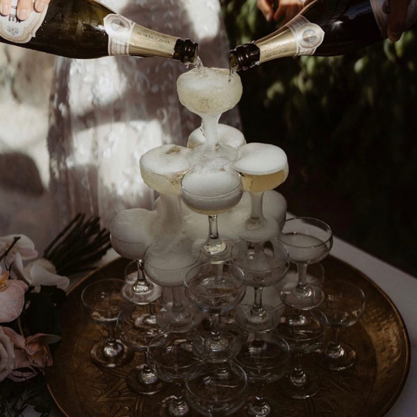 Пирамидка из шампанского на свадьбе. Как сделать