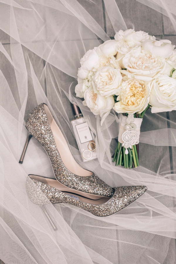 Белоснежная свадьба в зеленом саду