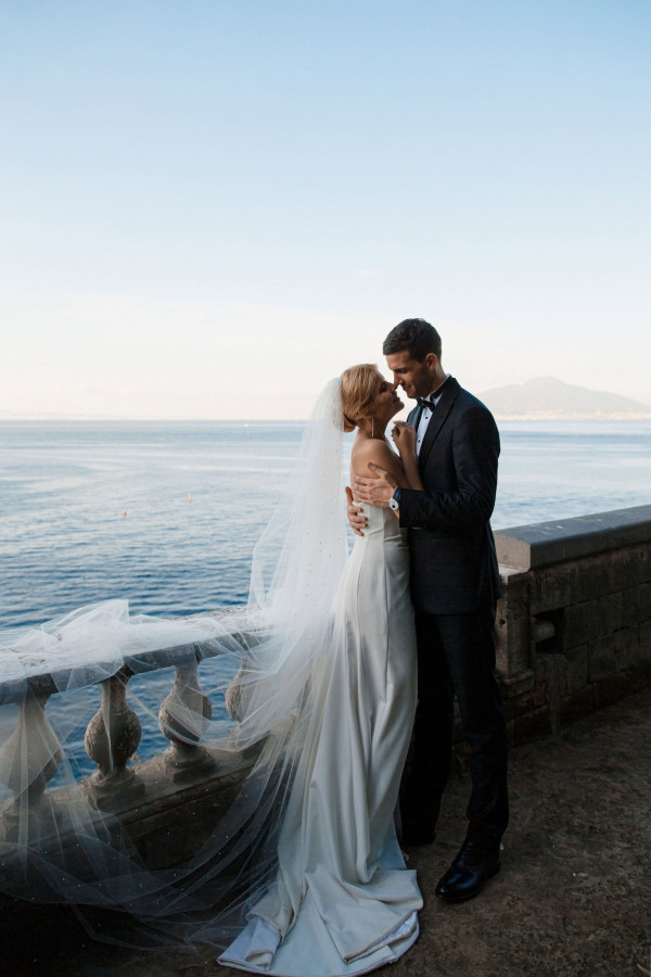 Уютная свадьба с церемонией на берегу Тирренского