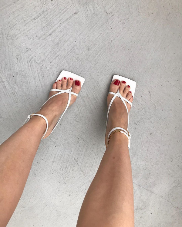 Браслет на ногу — элегантный тренд лета