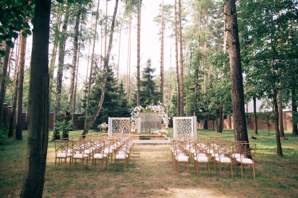 Белоснежная свадьба в зеленом саду