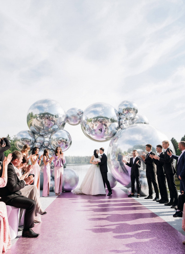 Свадьба в окружении тысячи роз, вдохновленная брендом