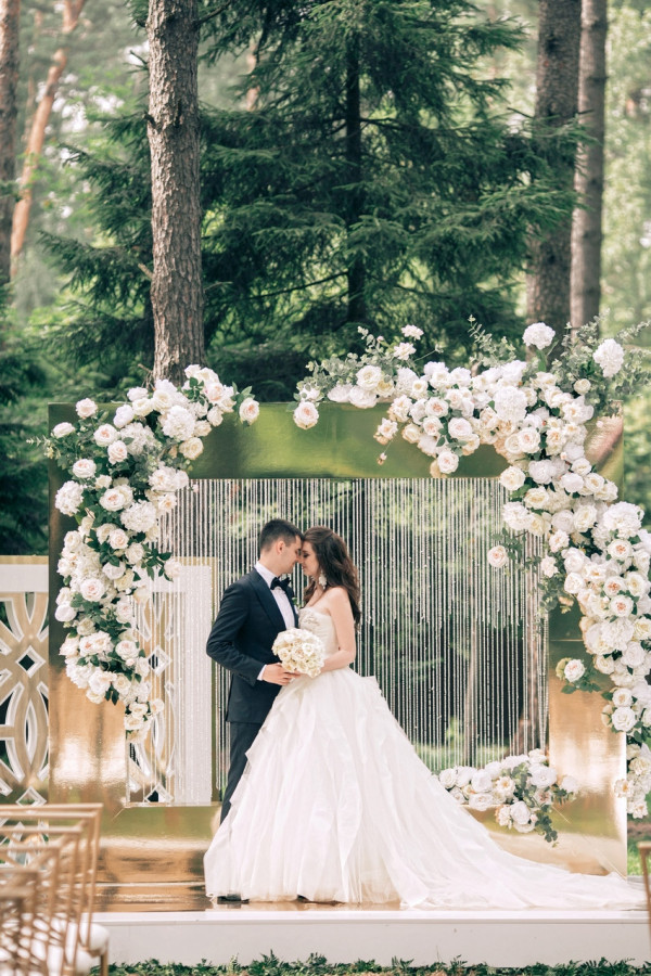 Белоснежная свадьба в зеленом саду