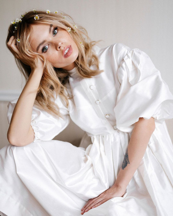 Цветы в волосах — самый летний свадебный