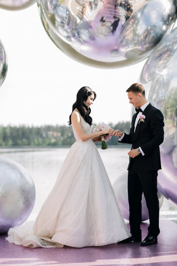 Свадьба в окружении тысячи роз, вдохновленная брендом