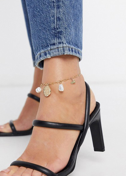 Браслет на ногу — элегантный тренд лета